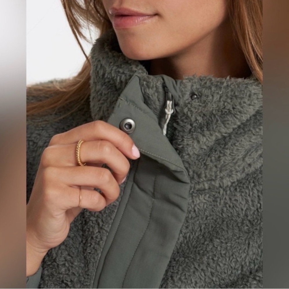 Vuori Women’s Sherpa Jacket in Dusty Pine - Picture 4 of 7